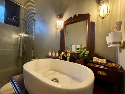 BotiyatennaRosewood Manor的一间带大浴缸和镜子的浴室