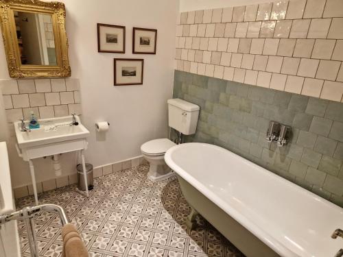 巴拉特Cambus O' May Hotel的带浴缸、卫生间和盥洗盆的浴室