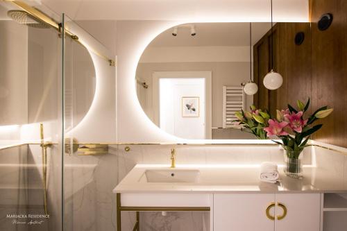 格但斯克Mariacka Residence的一间带水槽和镜子的浴室