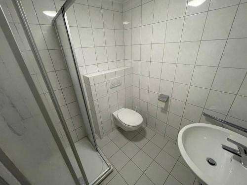 巴特贝林根Beny Hotel Restaurant的白色的浴室设有卫生间和水槽。