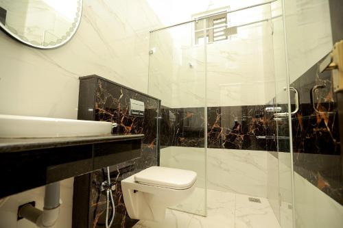 AlānduraiSree Bharat Residency的带淋浴、卫生间和盥洗盆的浴室