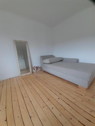 大格勒瑙TannenQuartier - Ihr Ferienhäuschen的一间卧室配有一张床,铺有木地板