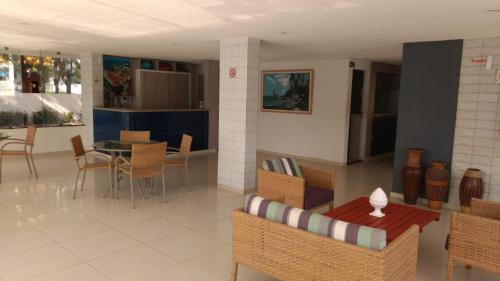 普拉亚多斯卡内罗斯Praia dos Carneiros Flat Hotel Lindo Apto 302的客厅配有桌椅