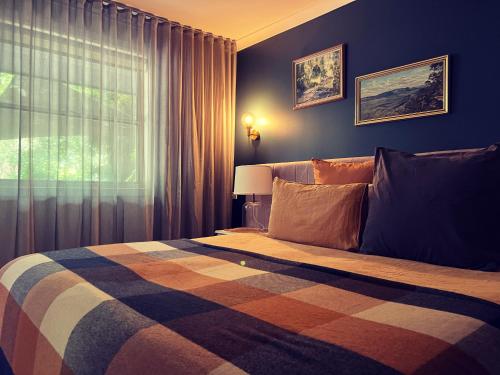 布赖特Westwood Lodge的一间卧室设有一张床和一个窗口