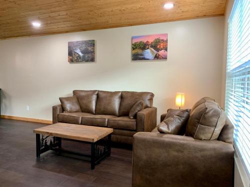 鸽子谷High Valley Apartments的客厅配有两张沙发和一张咖啡桌