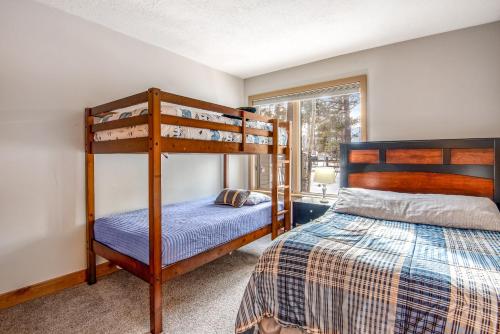 基斯通The Pines Condos的一间卧室设有两张双层床和一扇窗户。