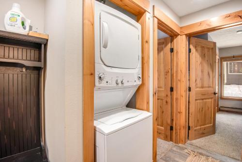 基斯通The Pines Condos的一个小房子里的洗衣机和烘干机