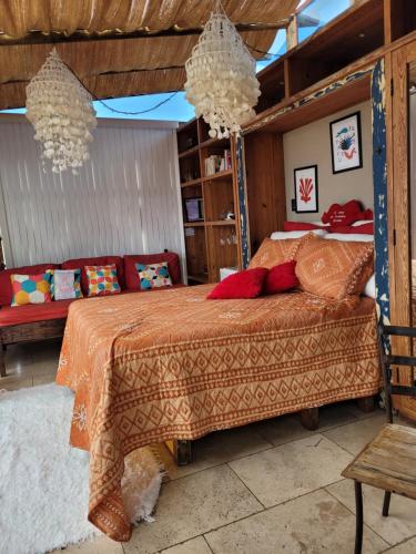 里约热内卢Mansion Aline的一间卧室配有红色枕头的床