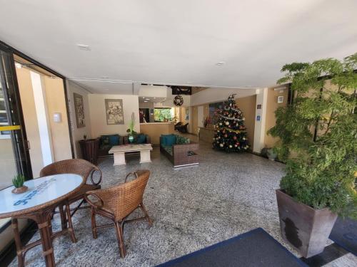 圣劳伦斯海滨Flat Amarilis Apartamento 202的中间有圣诞树的客厅