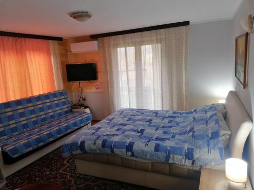 BabušnicaMarkov konak的一间卧室配有一张床和一张沙发
