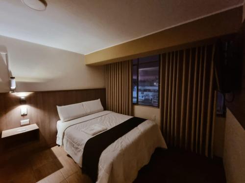 万卡约Hotel Rey的酒店客房设有床和窗户。
