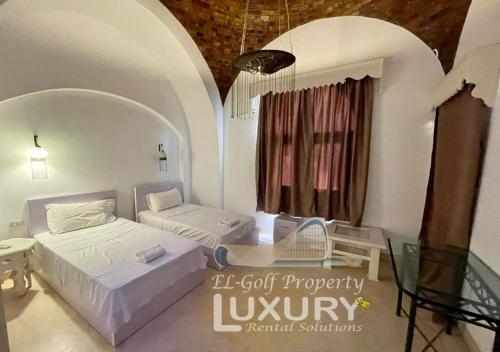 赫尔格达Villa 4 Bed Rooms-North Golf-GN24的小房间设有两张床和窗户