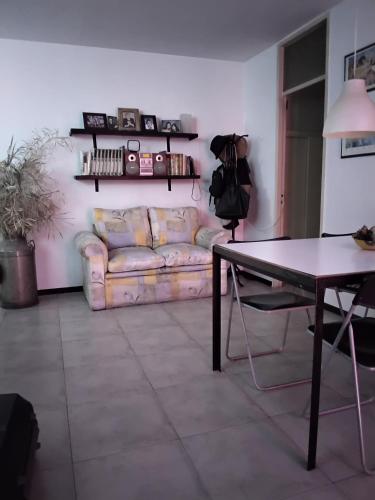 戈多伊克鲁斯Maria Delicia的客厅配有沙发和桌子