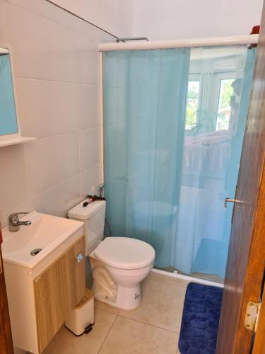 巴拉德尔楚Precioso apartamento a 1km de la playa.的浴室配有卫生间、盥洗盆和淋浴。