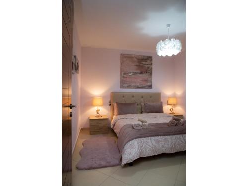 卡兰巴卡Meteora Olio Hills apartment的一间卧室配有一张大床和两盏灯