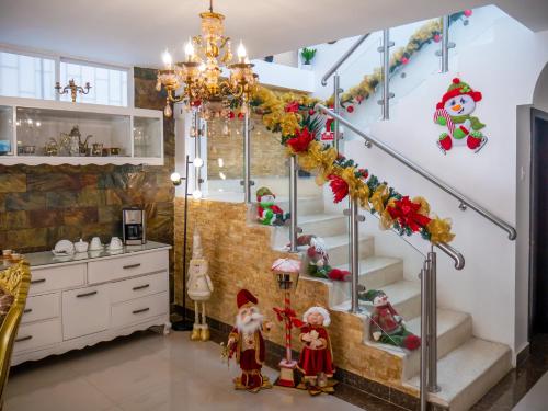 瓜亚基尔Hotel Boutique The Royalty的客厅设有装饰着圣诞花的楼梯