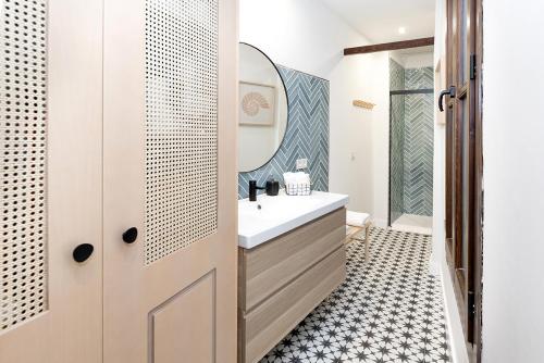 格拉纳达Apartamentos PROGRESO的浴室设有白色水槽和镜子