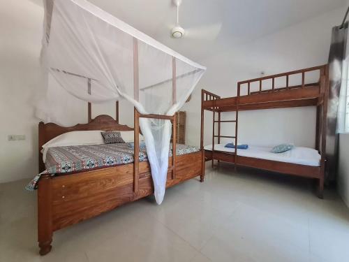 江比阿Ladha ya Zanzibar Boutique Guesthouse的一间卧室配有两张双层床。