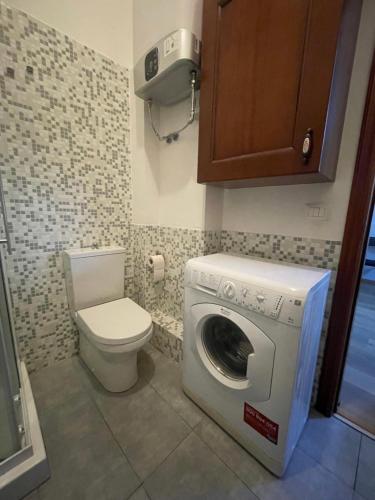 卡塔尼亚Cami s holidays home的一间带洗衣机和卫生间的浴室