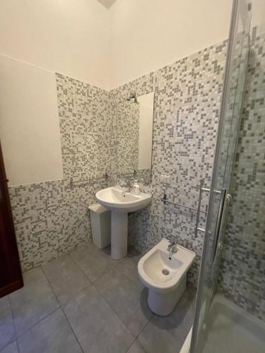 卡塔尼亚Cami s holidays home的一间带水槽和卫生间的浴室