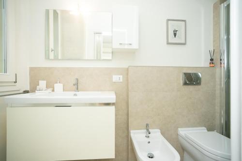 摩德纳Modena Centro Junior Suite的一间带水槽和卫生间的浴室