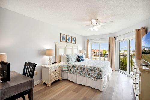 圣徒皮特海滩Land's End 3-405 Bay Front - Premier的一间卧室配有一张床、一张书桌和一个窗户。