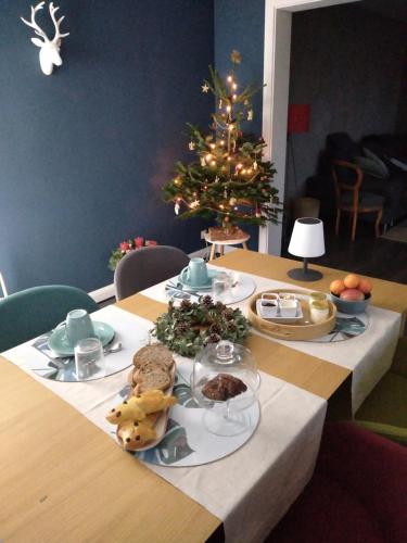 BoerschChambre double的一张桌子,里面放着食物和圣诞树