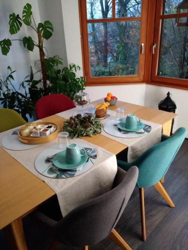 BoerschChambre double的一张木桌,上面放有盘子和碗的食物