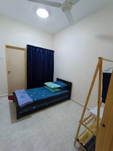 芙蓉NuReezal Homestay Seremban的一间设有床铺的房间和楼梯