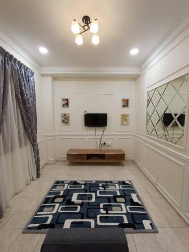 芙蓉NuReezal Homestay Seremban的一间带电视和地毯的客厅