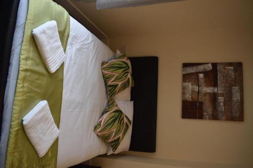 登比Braillen Suite- 2 bedroom with kitchenette and bathroom的两张照片旁边一张带领带的床