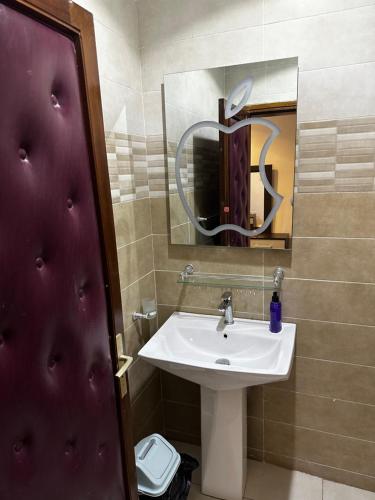 达喀尔Chambres d'hôte centre ville的一间带水槽和镜子的浴室
