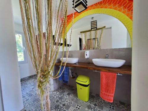 Rada TillyRoots Backpackers的浴室设有2个水槽和彩虹镜子