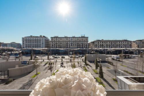 那不勒斯Hotel Sant'Angelo Palace的窗户边的白色雕塑,享有城市美景