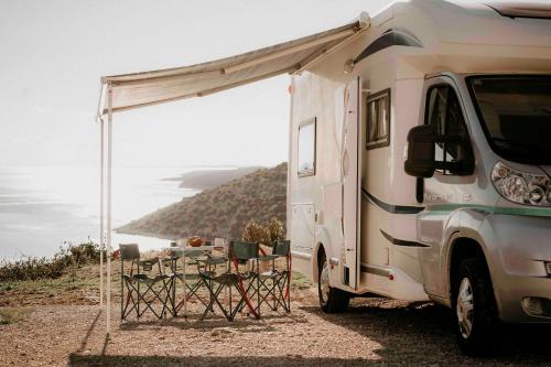普拉Camper for 4 persons Istria的白色的露营车,配有帐篷和椅子