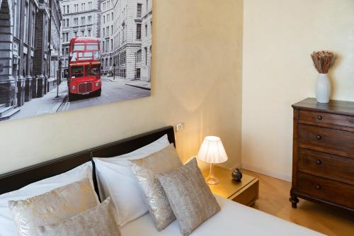 比萨Foscolo 25 Apartment的一间卧室配有一张带红色双层巴士的床。