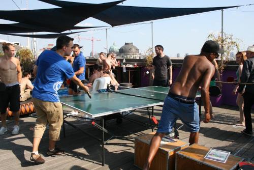 柏林St Christopher's Inn Berlin Mitte的一群人在乒乓球桌玩乒乓球