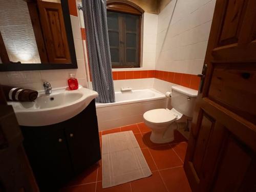 加拉Ta’ Peppi Farmhouse的浴室配有盥洗盆、卫生间和浴缸。