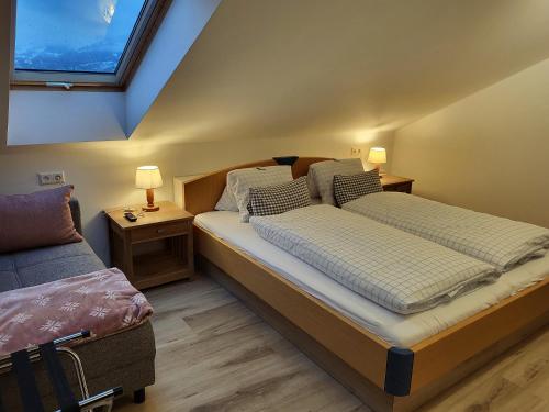 穆劳附近圣洛伦岑米里亚姆旅馆的一间卧室设有一张大床和一个窗户。