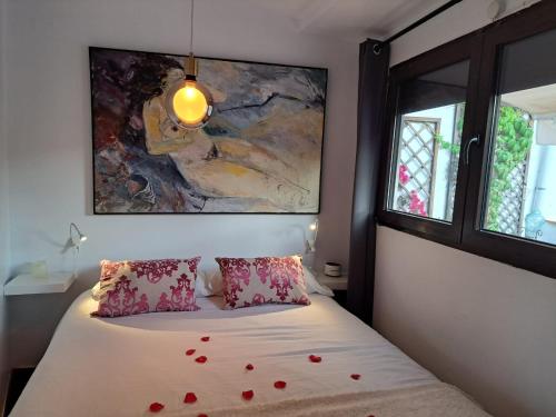 巴达洛纳Barcelona Badalona Playa Terraza的一间卧室,配有一张红色的床