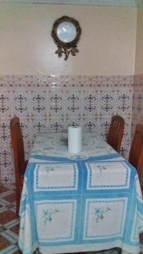 特马拉Appartement meublé的餐桌,带蜡烛和镜子