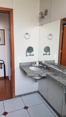 贝洛奥里藏特Flat - Apart-hotel的白色墙壁上设有水槽的浴室