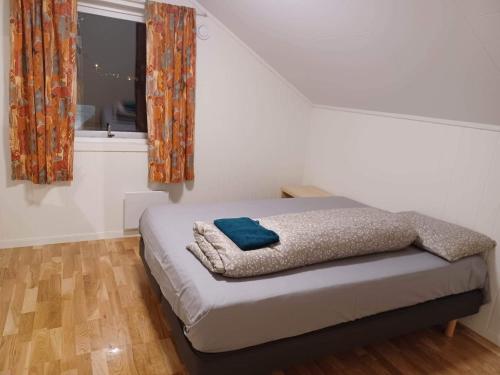 特罗姆瑟FeelHome apartment In Tromsdalen的卧室配有一张床