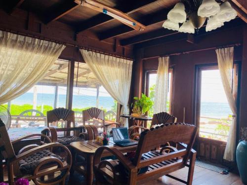 Ban Tha KhoiThe Sunrise Beach Cafe and Guesthouse的用餐室配有带笔记本电脑的桌子