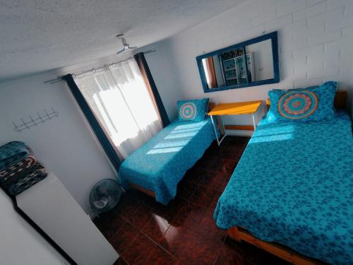 圣地亚哥Shalom_MatSofy的一间卧室设有两张单人床和一个窗户。
