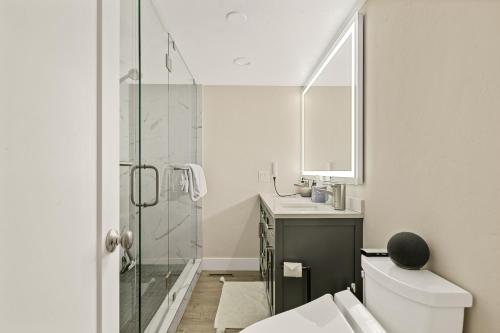 大熊湖First Class Location的带淋浴、卫生间和盥洗盆的浴室