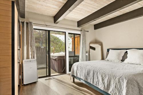 大熊湖First Class Location的一间卧室设有一张床和一个滑动玻璃门