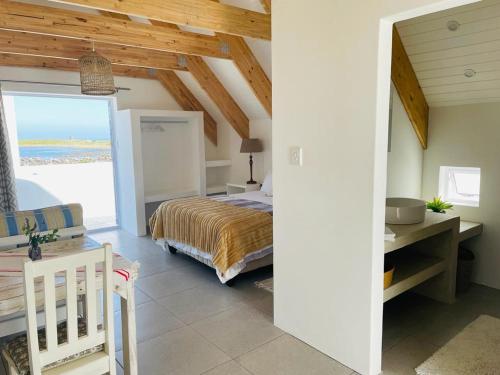 雅可布湾CVista的一间卧室配有一张床,享有海景