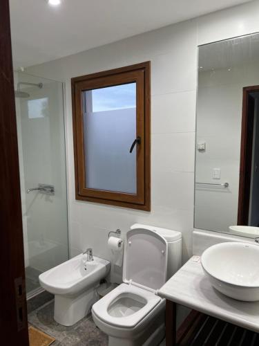 卡法亚特Wayra huasi的一间带卫生间、水槽和镜子的浴室