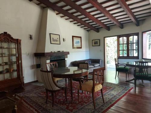 萨尔塔La Cara Oculta de Salta, bed and breakfast的客厅配有桌椅和壁炉
